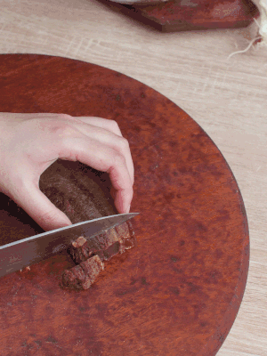 金字臘肉水煮15分鐘，切片。