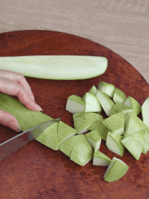 西葫蘆去籽縱向切成4份，斜切成厚片。