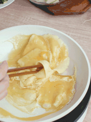 油6成熱時(shí)，下雞蛋液，邊緣凝固時(shí)翻拌成塊狀。