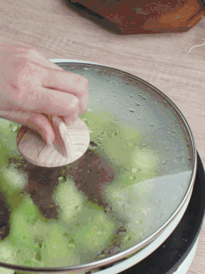 西葫蘆略出水時(shí)，加一小撮鹽調(diào)味。