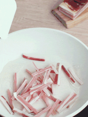 熱鍋涼油，下咸肉絲煸至出油。