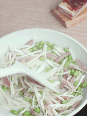 下茭白絲、青豆翻炒。