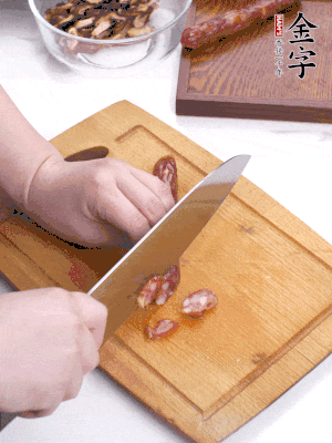 干香菇泡發(fā)切片，金字香腸切片，春筍切大粒。