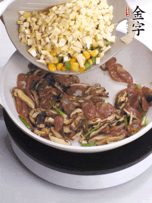 鍋里熱油，爆香蔥白，下香腸片炒至微微出油，加時蔬粒、香菇粒、春筍粒翻炒均勻。