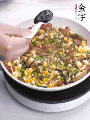 加2勺生抽、1勺蠔油、半勺老抽調味。