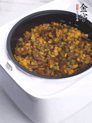 電飯煲按煮飯鍵，出鍋撒蔥花。