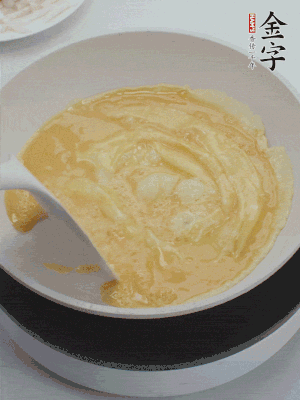 2個雞蛋炒散。