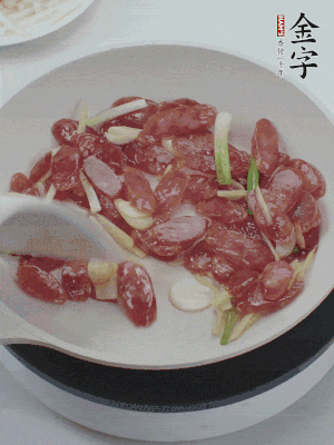 熱鍋爆香姜蒜片，下香腸炒出香味。