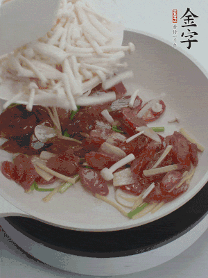 放白玉菇、青紅辣椒、雞蛋。