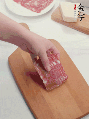 金字培根火腿改刀切小片；白洋蔥切丁；新鮮豌豆剝殼。