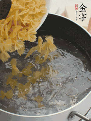 蝴蝶面加橄欖油煮熟；豌豆焯水30秒。