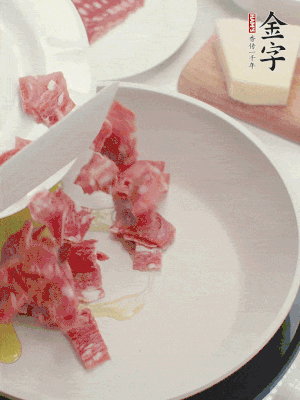 橄欖油煸香金字培根火腿。依次下豌豆、蝴蝶面、洋蔥。