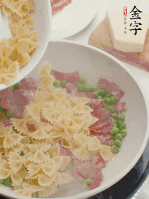 1小勺鹽調(diào)味，混合一起燉煮一下。