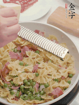 收汁后加入帕爾瑪芝士、歐芹碎和檸檬汁。