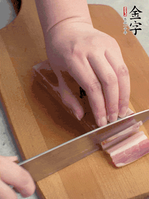 百合切去頭尾，分開洗凈;咸肉切薄片。