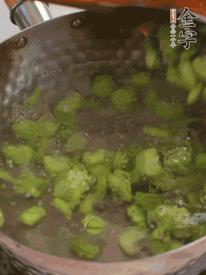 鍋中水沸，放一撮鹽，下蠶豆豆瓣焯3分鐘，下百合，3秒撈出，一起撈出瀝水。