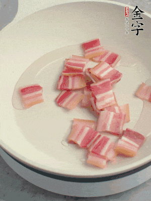 鍋中少許油，金字淡咸肉煸香。