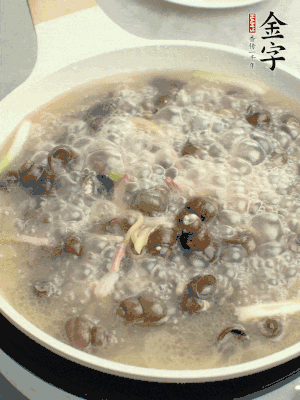 放辣椒，加一點(diǎn)鹽、糖，大火翻炒。