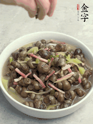 出鍋，撒點(diǎn)蔥花。