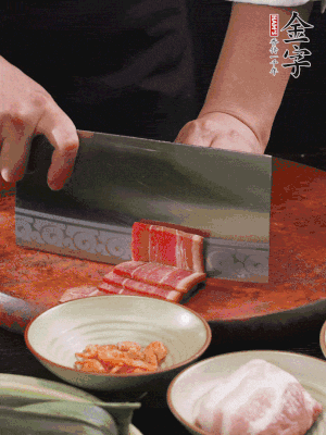 金字火腿上方切薄片，鮮五花肉切薄片。