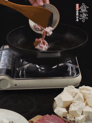 冷油潤鍋，下五花肉煸香。