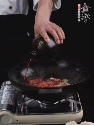 再下火腿片，淋少許黃酒添香。