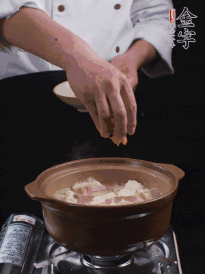 下蝦仁干，煮5分鐘。撒蒜葉，煮1分鐘。