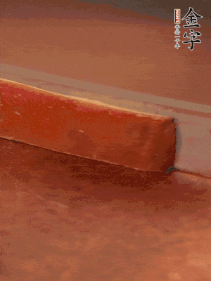 金字火腿上方去皮切薄片。