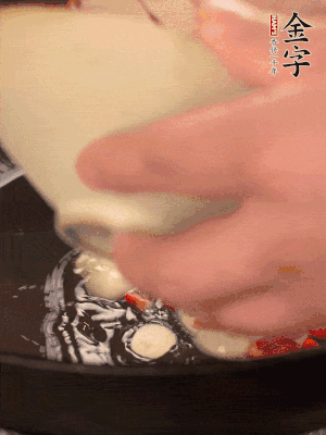 豬油潤鍋，下辣椒、大蒜、火腿片煸香。