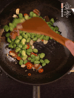再下蠶豆煸炒，加1勺料酒調(diào)味。