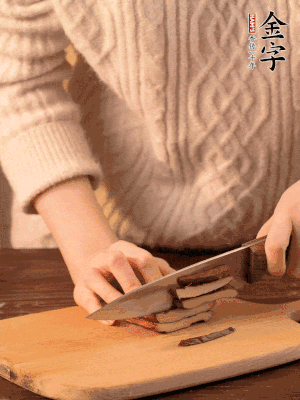 金字淡咸肉、香干分別切丁。