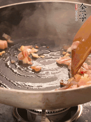 熱油爆香大蒜粒，煸香咸肉丁，淋一勺黃酒調味。