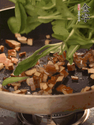 再放香干煸炒，最后放馬蘭頭翻炒至變軟。