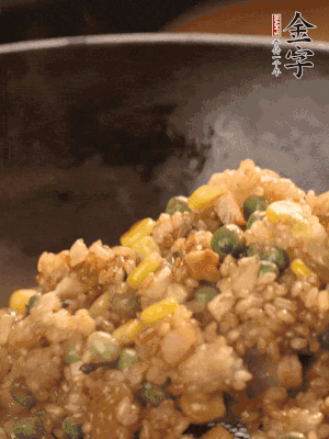 再下糯米，1勺蠔油、2勺生抽調(diào)味翻炒均勻。