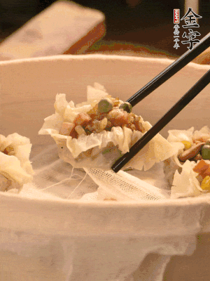 包好的燒賣放在蒸籠上，水開后蒸8分鐘左右。