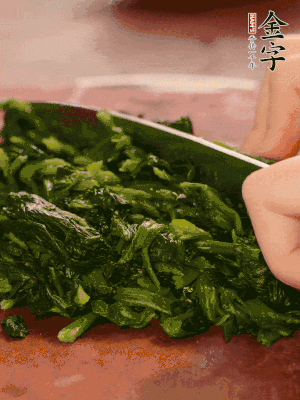 洗凈的菠菜加鹽焯水，撈出晾涼后攥干切碎。胡蘿卜切細(xì)絲。金字烤腸切園片。