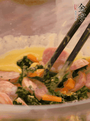 雞蛋、面粉、玉米油攪拌到無(wú)顆粒狀態(tài)。再加入菠菜、胡蘿卜、烤腸。少許鹽調(diào)味。