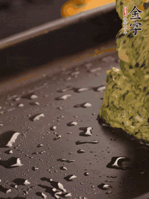 熱鍋擦一下油，下面糊攤平。