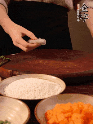 胡蘿卜去皮切丁。蝦仁切小塊。糯米提前浸泡半天。