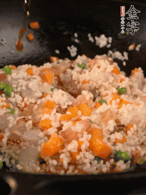 加入糯米翻炒均勻。最后加入蝦仁，用1勺料酒、1勺生抽、1/2勺鹽調(diào)味。