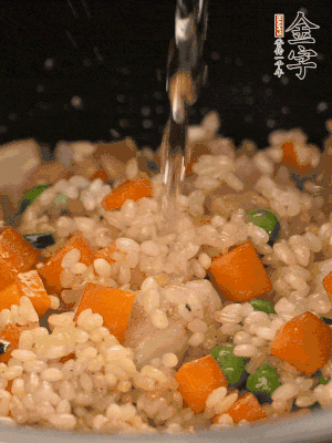 把食材轉(zhuǎn)移到電飯鍋中，倒入點(diǎn)清水，正常煮飯。