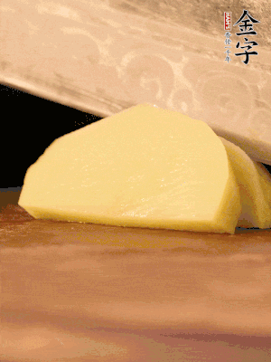 土豆去皮切丁。水開(kāi)后，放入鍋中煮2-3分鐘，撈出瀝干水分。