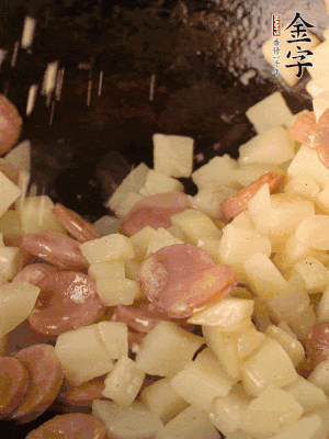 再放烤腸片煎熟。撒點(diǎn)鹽、孜然粉、辣椒面。