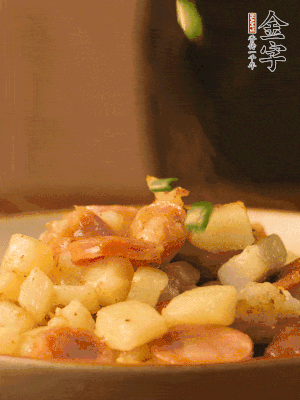 翻炒均勻，撒上蔥花后即可。