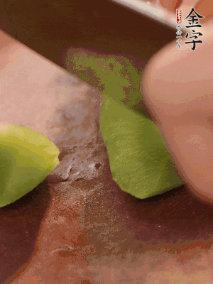 萵筍切滾刀塊。