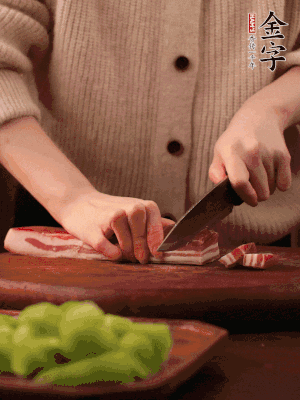 金字淡咸肉切片，冷水入鍋，加姜片、料酒略焯水。同步，五花肉切塊焯水。