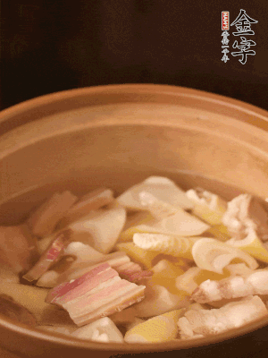 春筍、咸肉、咸肉一起入砂鍋，加姜片、料酒、清水大火煮沸到湯色變白。轉(zhuǎn)小火慢篤半小時。