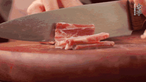 200g金字淡咸肉、100g冬筍、100g香干分別切細(xì)丁。