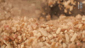 鍋中熱油，依次下食材翻炒，加2勺料酒、少許胡椒粉調(diào)味，撒蔥花攪拌均勻。