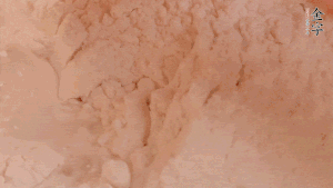 糯米粉中加入溫水，反復(fù)揉成團(tuán)。